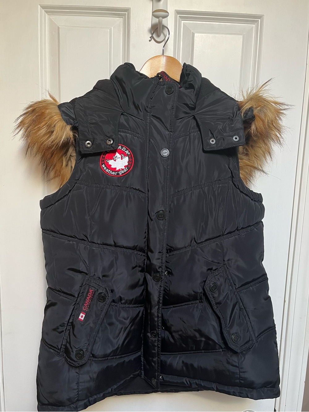 Down puffer vest. Medium. Black.
Canadian Weather Gear